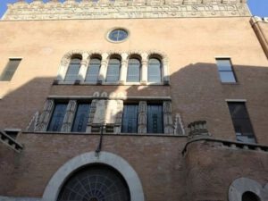 Tour of the Jewish Quarter in Budapest – the Jewish community, graffiti and nightlife