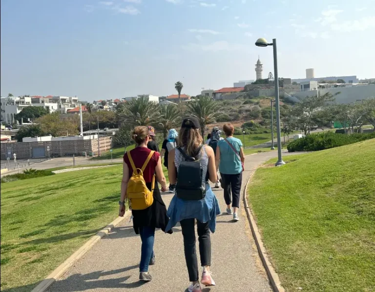 החצר האחורית של יפו: סיור הסודות של שכונת עג׳מי