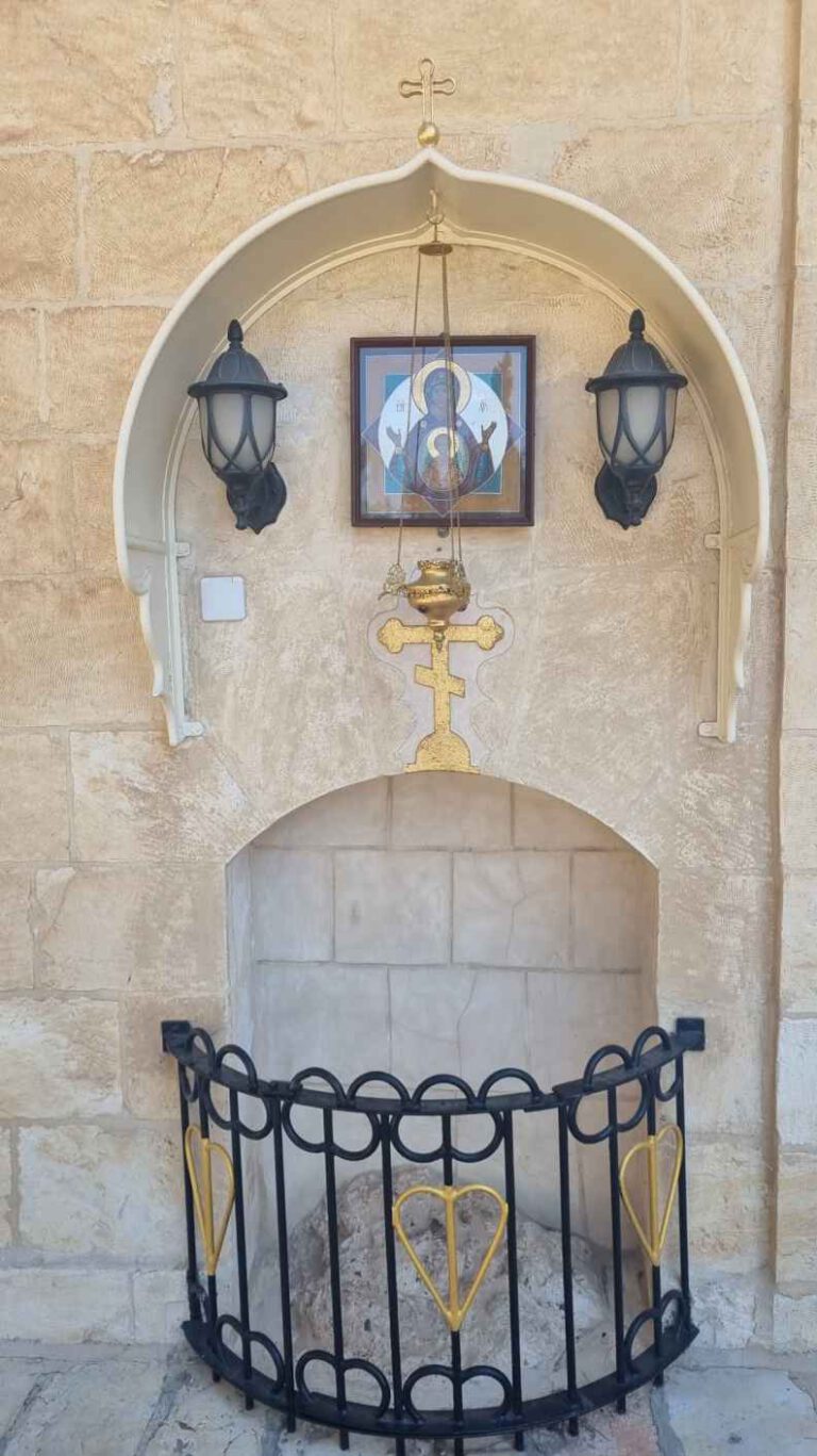 המקום הקדוש שבו עמדה אמו של ישו כשהוא עולה לשמיים - מתוך הסיור הארכיאולוגיה של המנזרים הרוסיים בהר הזיתים