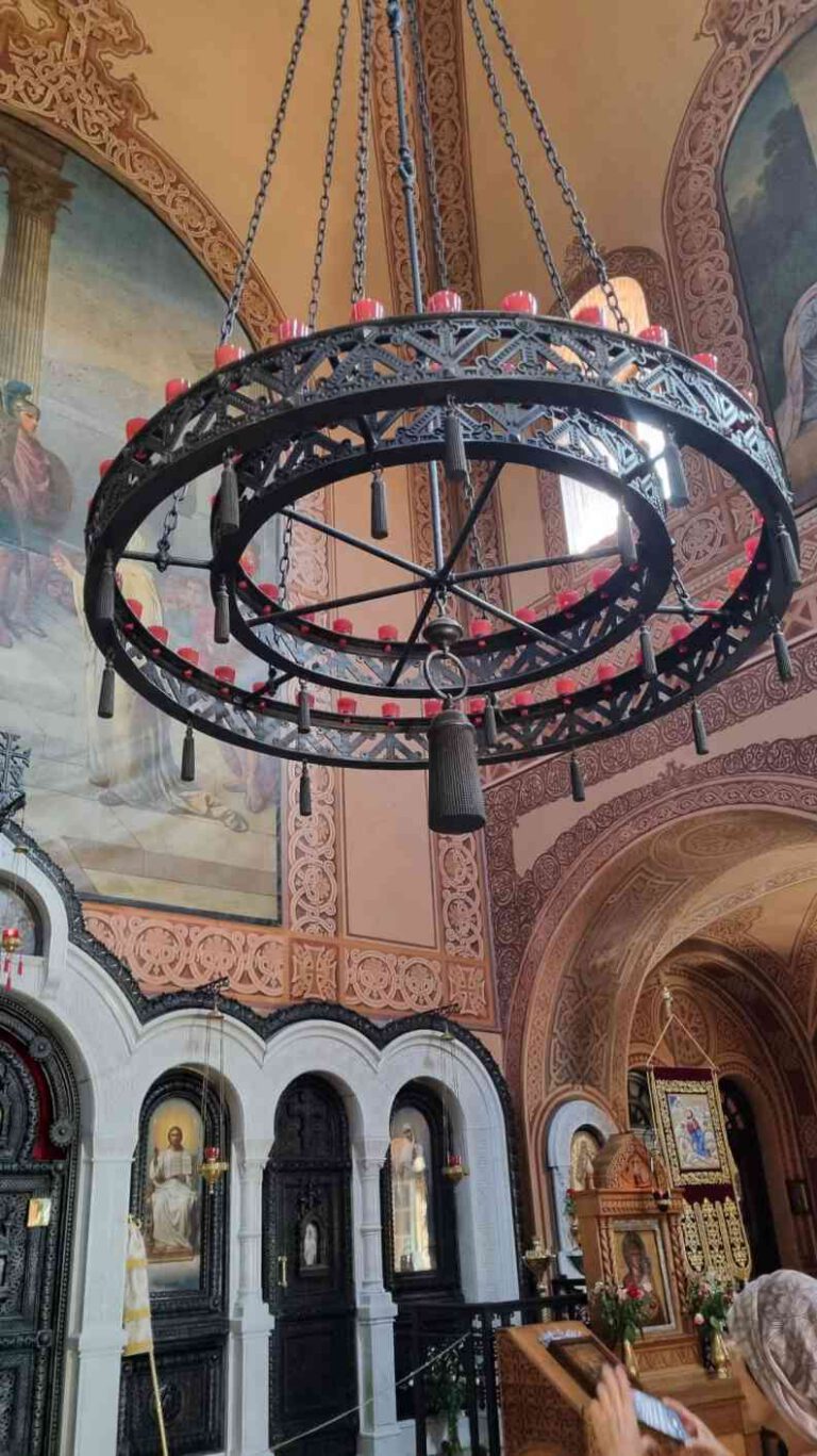 לוסטרה מיציקת ברזל - מתוך הסיור הארכיאולוגיה של המנזרים הרוסיים בהר הזיתים