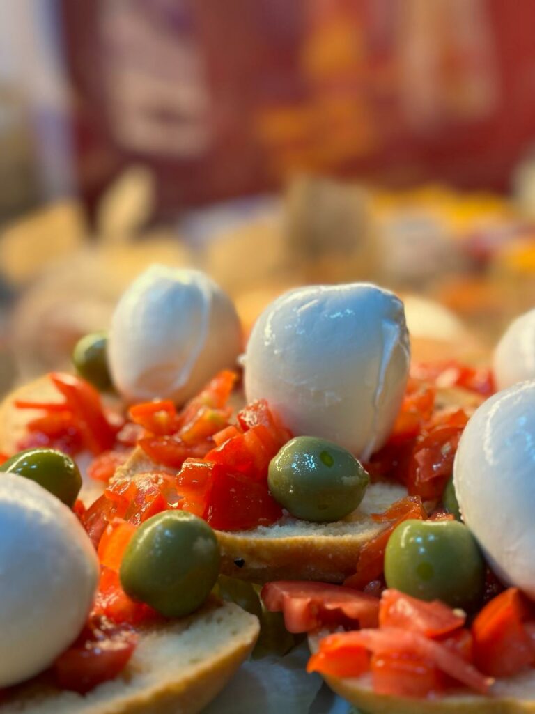 Bruschetta de tomate y la mejor mozzarella del mundo - Tour gastronómico en Nápoles