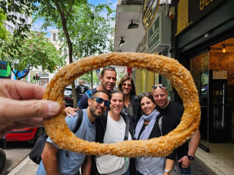 עם הבייגל המפורסם (קולורי) של סלוניקי - מתוך סיור אוכל בסלוניקי