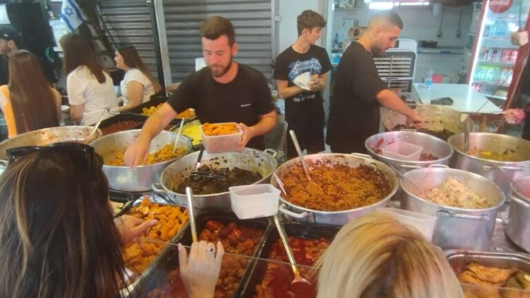 סיור אוכל בשוק הכרמל וכרם התימנים