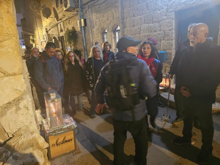 Recorrido por la Menorá de Janucá en el barrio de Nachlaot