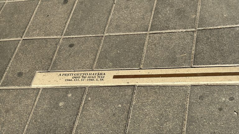 Tour of the Jewish Quarter in Budapest – the Jewish community, graffiti and nightlife