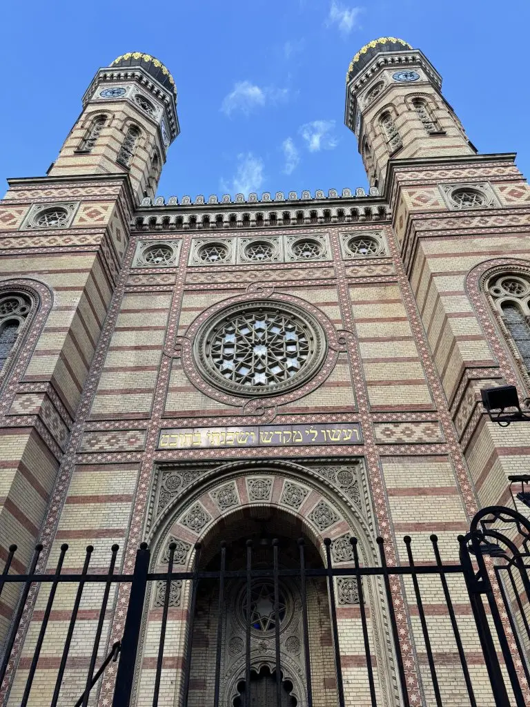 Tour of the Jewish Quarter in Budapest – the Jewish community, graffiti and nightlife