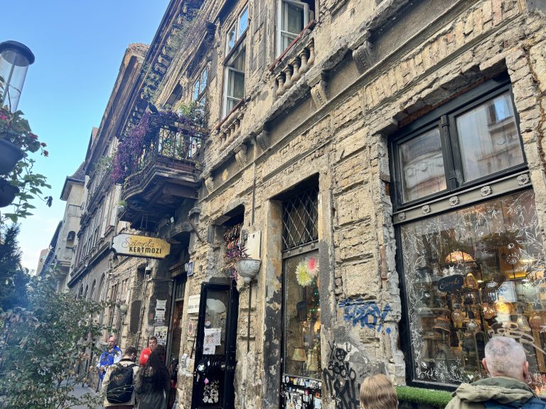 Tour of the Jewish Quarter in Budapest – the Jewish community, graffiti and nightlife