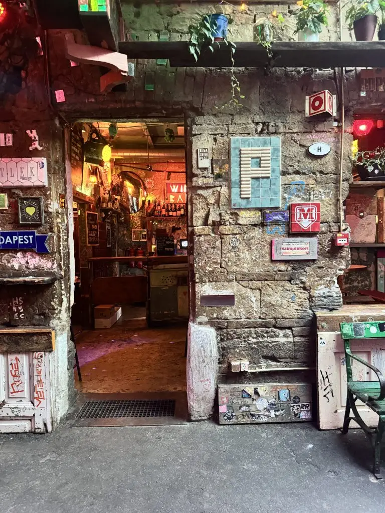 Tour of the Jewish Quarter in Budapest – the Jewish community, graffiti and nightlife