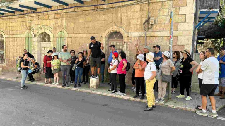 על ארמונות ופנתרים: סיור בשכונת מוסררה