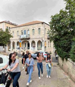 על ארמונות ופנתרים: סיור בשכונת מוסררה