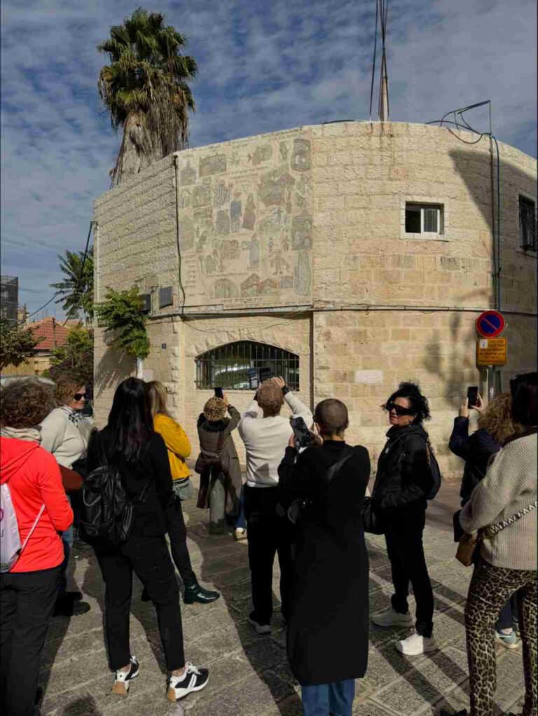 על ארמונות ופנתרים: סיור בשכונת מוסררה