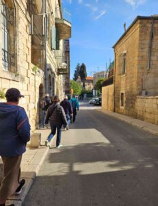 על ארמונות ופנתרים: סיור בשכונת מוסררה