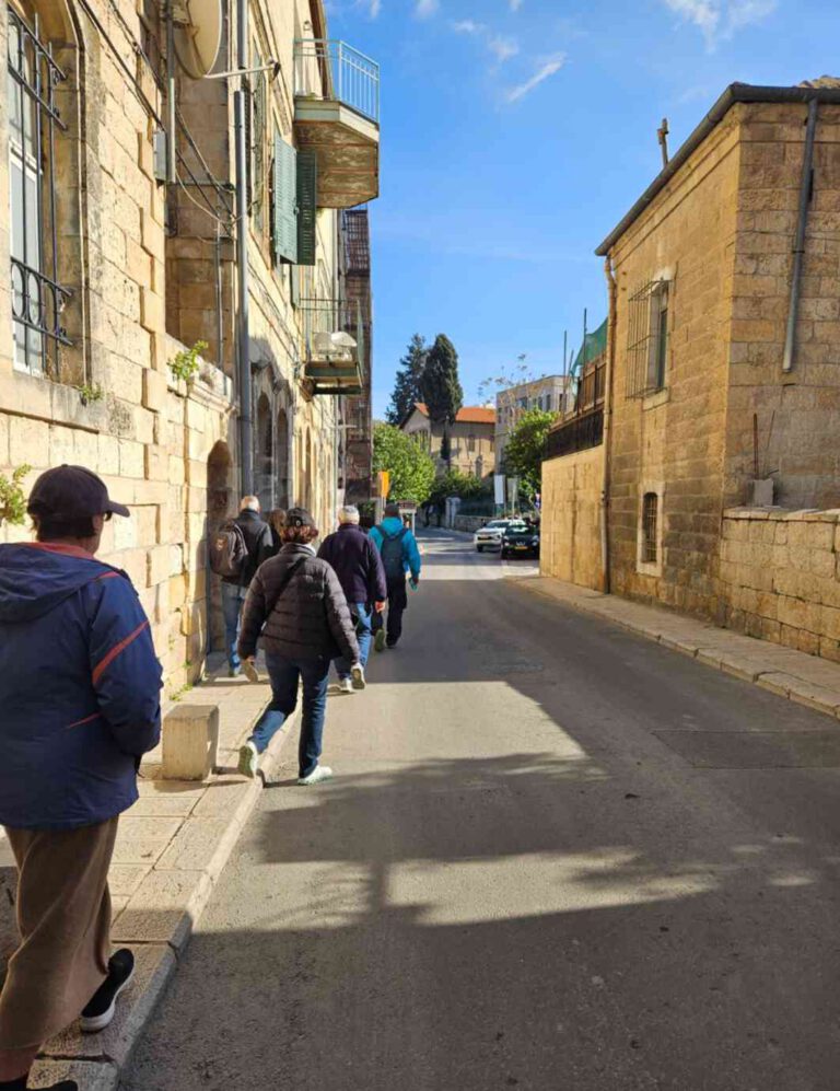 על ארמונות ופנתרים: סיור בשכונת מוסררה