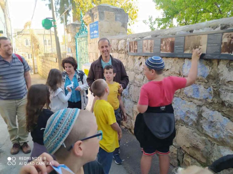 סיור משחק לכל המשפחה בנחלאות – עגלת ההפתעות