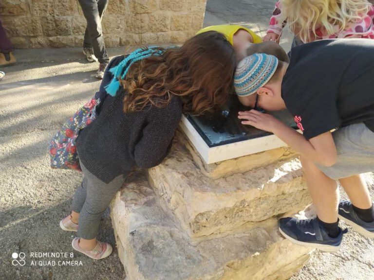 סיור משחק לכל המשפחה בנחלאות – עגלת ההפתעות