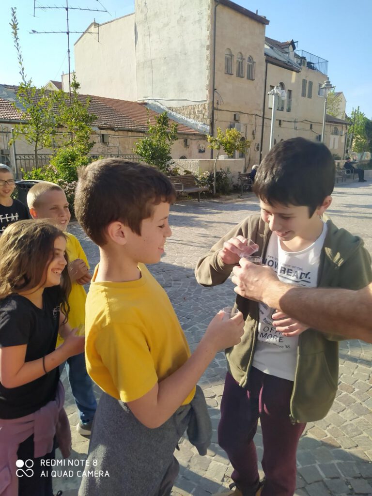 A game tour for the whole family in Nachlaot – the Surprise Cart