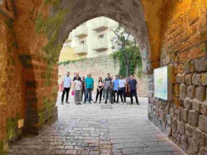 La carrera por el millón en Jaffa: una experiencia de encuentro entre saltar en los callejones