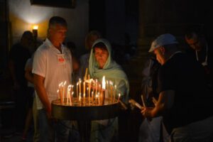 Un fascinante recorrido por la Ciudad Vieja de Jerusalén - Creyentes en la Iglesia del Santo Sepulcro