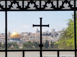 Un fascinante recorrido por la Ciudad Vieja de Jerusalén: el tejado de una iglesia en el Barrio Cristiano