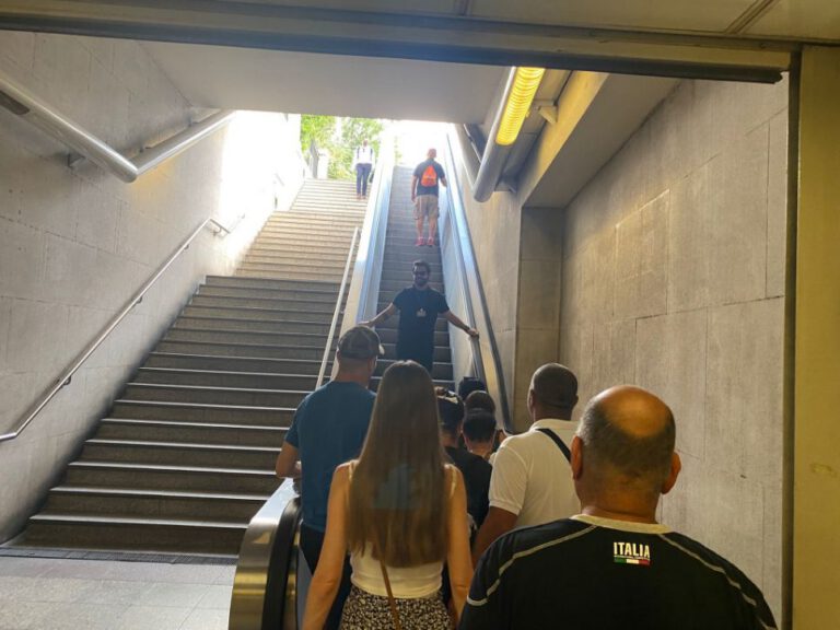 Visita guiada por Atenas en hebreo - Salida del metro