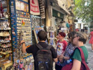 Visita guiada de Atenas en hebreo: cultura griega antigua a través de tiendas de recuerdos