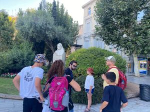 Visita guiada de Atenas en hebreo - La estatua de Melina Mercouri - Actriz y cantante griega