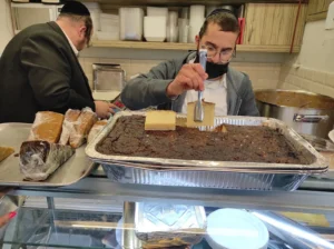 La vida secreta de Bnei Brak: Visita a la panadería y al cholent los jueves por la noche