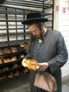 La vida secreta de Bnei Brak: Visita a la panadería y al cholent los jueves por la noche