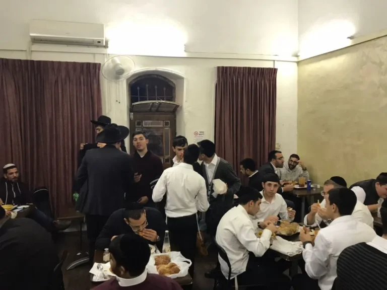 La vida secreta de Bnei Brak: Visita a la panadería y al cholent los jueves por la noche
