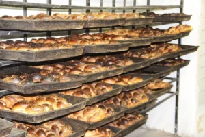 La vida secreta de Bnei Brak: Visita a la panadería y al cholent los jueves por la noche