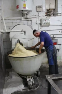 La vida secreta de Bnei Brak: Visita a la panadería y al cholent los jueves por la noche