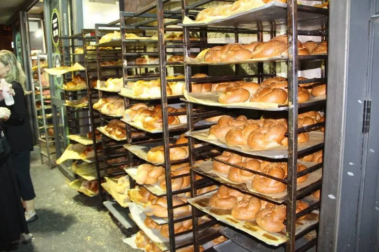 La vida secreta de Bnei Brak: Visita a la panadería y al cholent los jueves por la noche