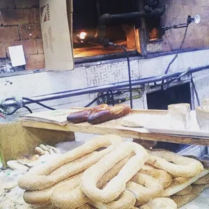 La vida secreta de Bnei Brak: Visita a la panadería y al cholent los jueves por la noche