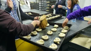 La vida secreta de Bnei Brak: Visita a la panadería y al cholent los jueves por la noche