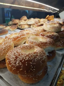 La vida secreta de Bnei Brak: Visita a la panadería y al cholent los jueves por la noche