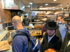 La vida secreta de Bnei Brak: Visita a la panadería y al cholent los jueves por la noche
