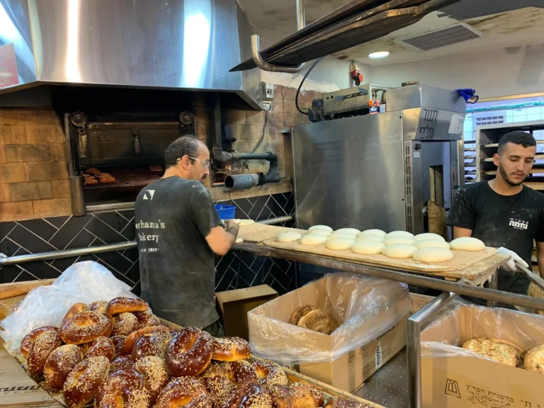 La vida secreta de Bnei Brak: Visita a la panadería y al cholent los jueves por la noche