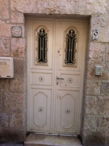 סיור אוכל תיאטרלי – עם שחקן – בשוק מחנה יהודה ונחלאות