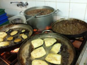 סיור אוכל תיאטרלי – עם שחקן – בשוק מחנה יהודה ונחלאות