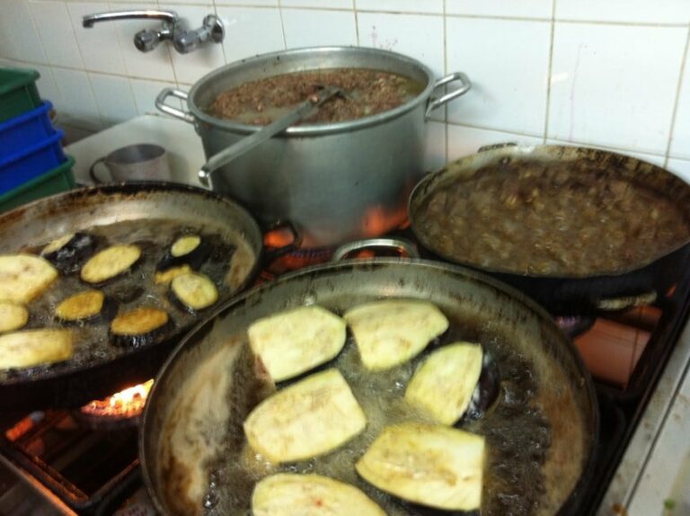 סיור אוכל תיאטרלי – עם שחקן – בשוק מחנה יהודה ונחלאות