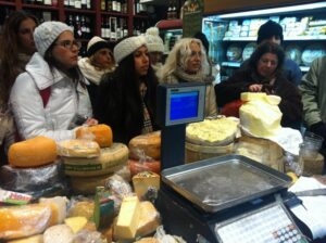 סיור אוכל תיאטרלי – עם שחקן – בשוק מחנה יהודה ונחלאות