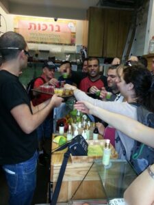 סיור אוכל תיאטרלי – עם שחקן – בשוק מחנה יהודה ונחלאות