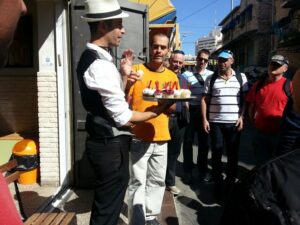 סיור אוכל תיאטרלי – עם שחקן – בשוק מחנה יהודה ונחלאות