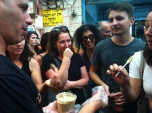 סיור אוכל תיאטרלי – עם שחקן – בשוק מחנה יהודה ונחלאות