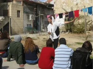 סיור אוכל תיאטרלי – עם שחקן – בשוק מחנה יהודה ונחלאות