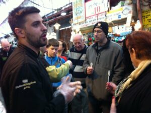 סיור אוכל תיאטרלי – עם שחקן – בשוק מחנה יהודה ונחלאות