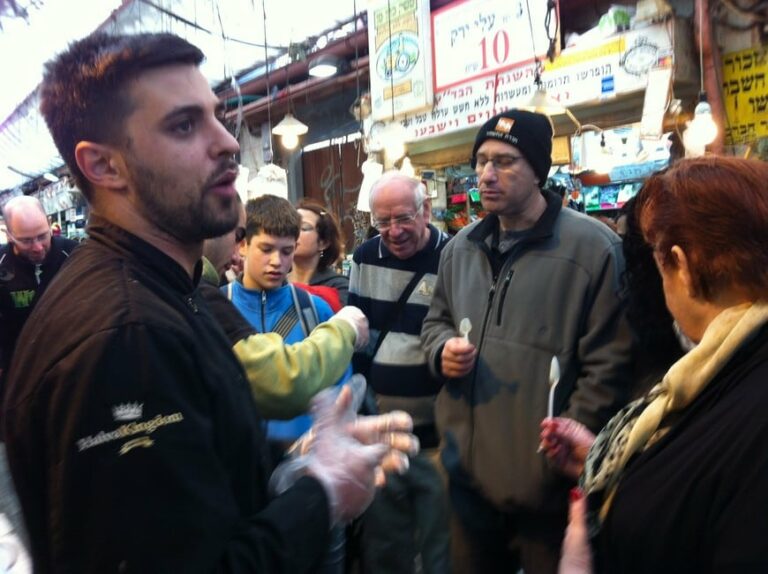 סיור אוכל תיאטרלי – עם שחקן – בשוק מחנה יהודה ונחלאות