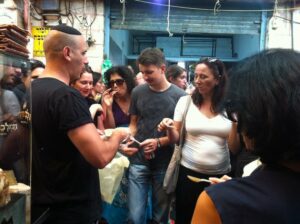 סיור אוכל תיאטרלי – עם שחקן – בשוק מחנה יהודה ונחלאות