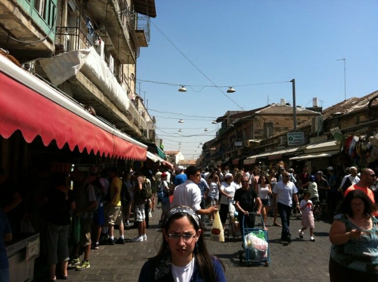 סיור אוכל תיאטרלי – עם שחקן – בשוק מחנה יהודה ונחלאות