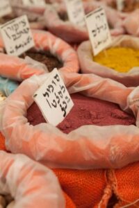 סיור אוכל תיאטרלי – עם שחקן – בשוק מחנה יהודה ונחלאות